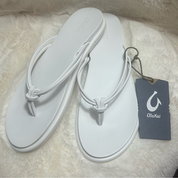 OluKai Aka White Sandals Classic Minimalist Design flip flops NWT Sz-10. RS - Picture 2 of 10